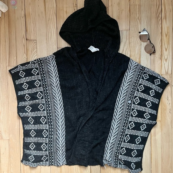 Oversized knit poncho shawl with hood​ - Picture 1 of 4